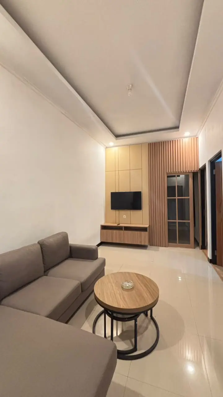Ruang tamu dengan lantai granit dan plafon drop ceiling